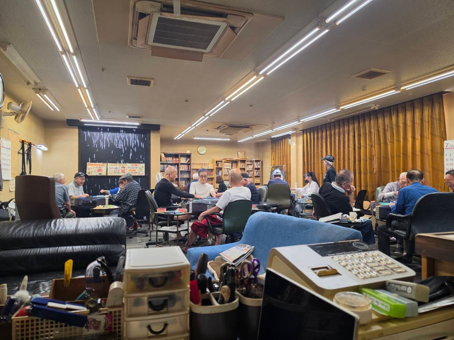 椅子と卓の間隔がわかる店内の一角を斜めから見た写真